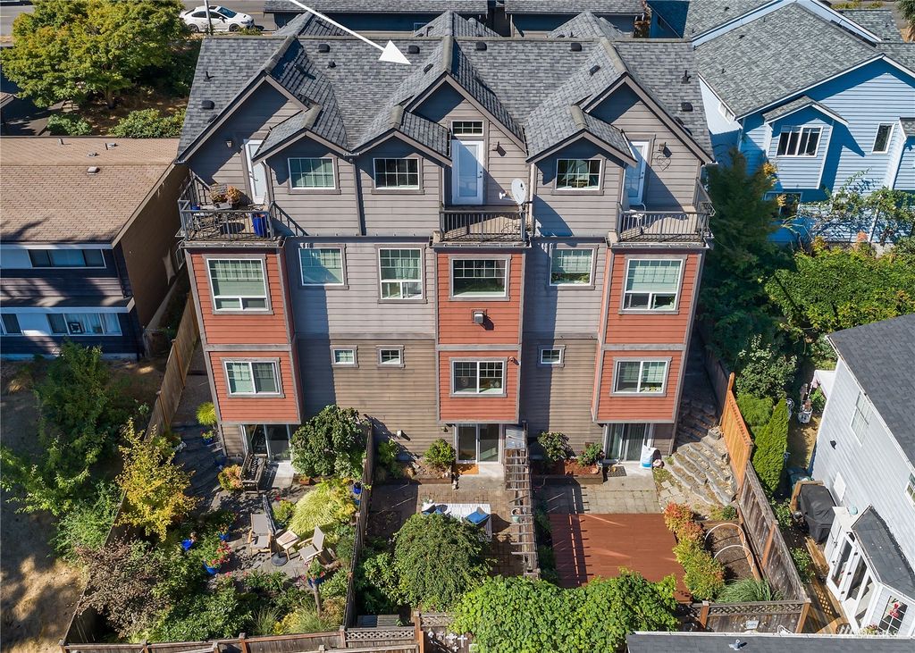 Photo of 12036 Roosevelt Way NE #B, Seattle, WA 98125 (MLS # 1992900)