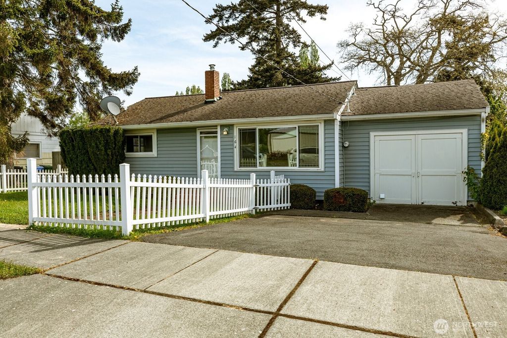 Photo of 164 NE Ernst ST, Oak Harbor, WA 98277 (MLS # 2523723)