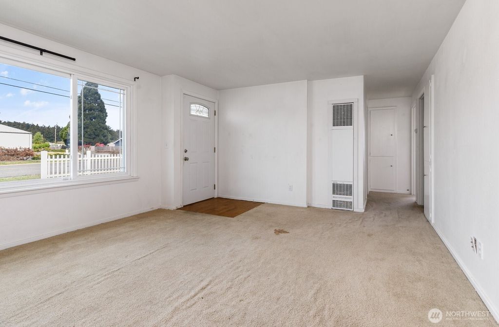 Photo of 164 NE Ernst ST, Oak Harbor, WA 98277 (MLS # 2523723)