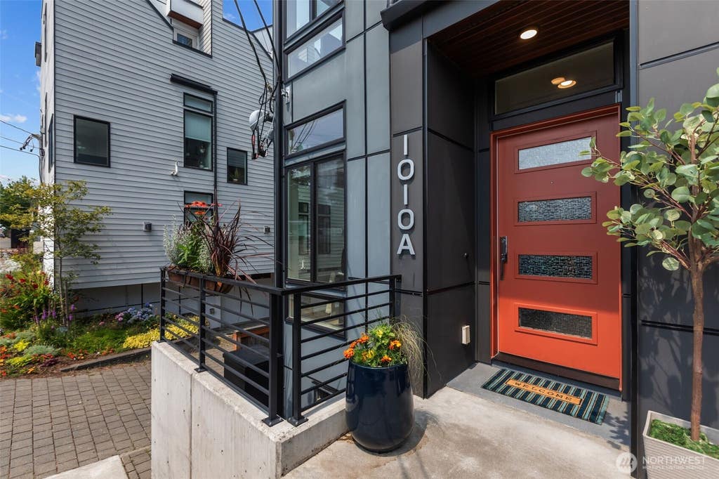 Photo of 1010 A NE 92nd Street, Seattle, WA 98115 (MLS # 2567460)