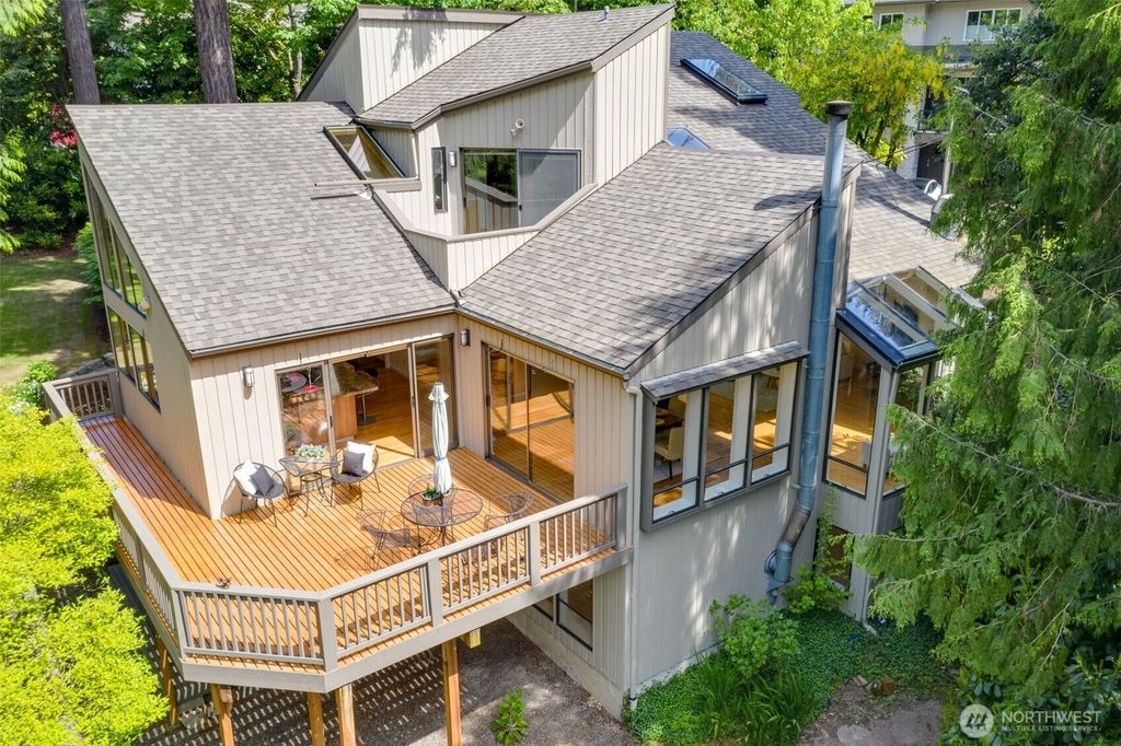 Photo of 11819 73rd Place NE, Kirkland, WA 98034 (MLS # 2372694)