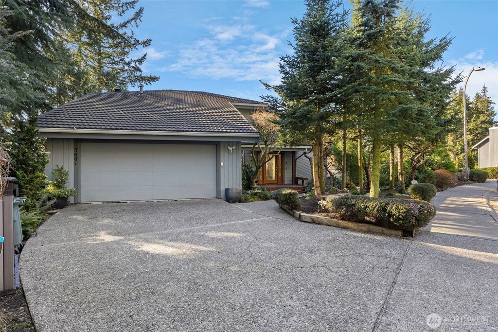 Photo of 5001 136th Place SE, Bellevue, WA 98006 (MLS # 2339343)