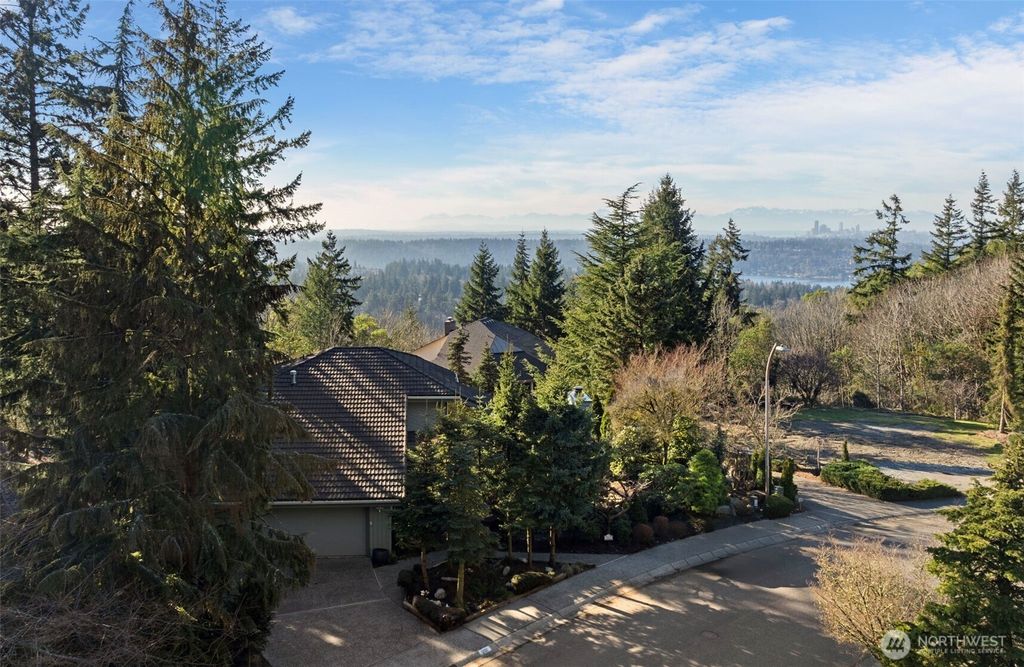 Photo of 5001 136th Place SE, Bellevue, WA 98006 (MLS # 2339343)