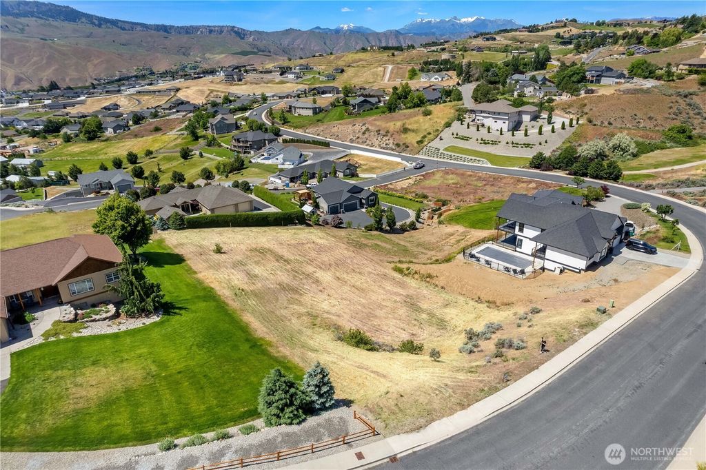 Photo of 443 W Rolling Hills Lane, Wenatchee, WA 98801 (MLS # 2514340)