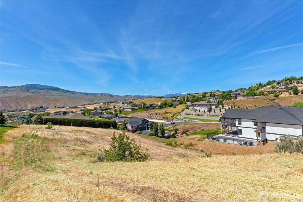 Photo of 443 W Rolling Hills Lane, Wenatchee, WA 98801 (MLS # 2514340)