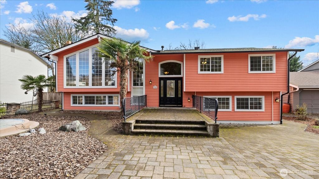 Photo of 6908 131st Avenue SE, Bellevue, WA 98006 (MLS # 2334109)