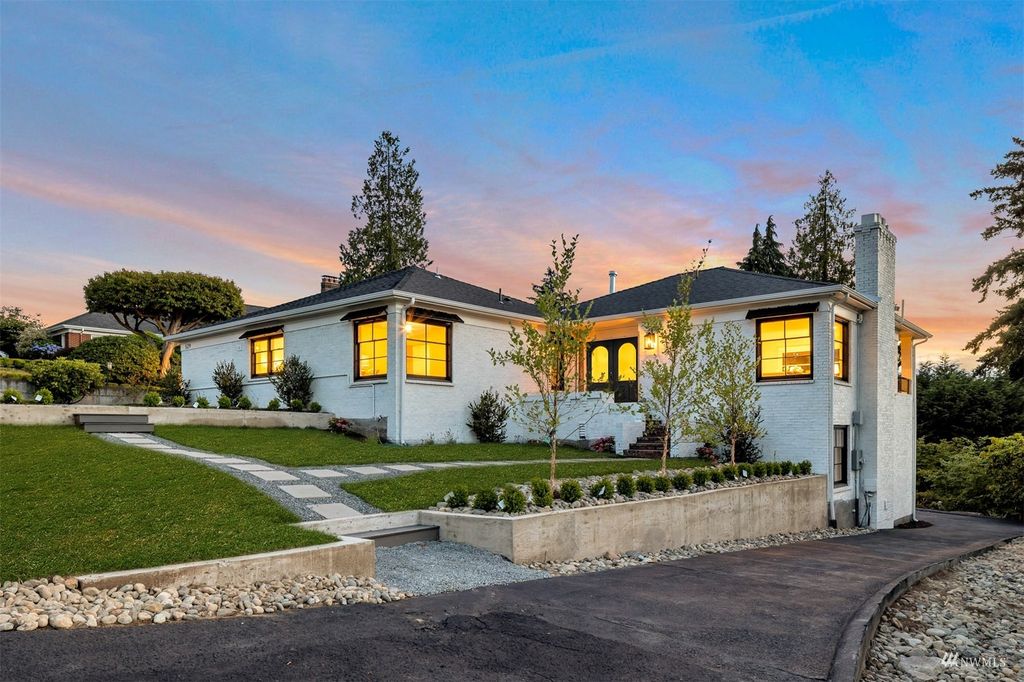 Photo of 529 9th Avenue N, Edmonds, WA 98020 (MLS # 1980618)