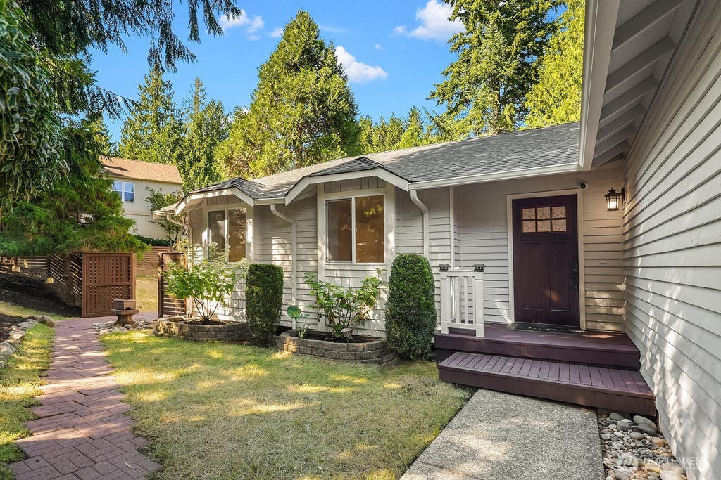 Photo of 22706 NE 12th Place, Sammamish, WA 98074 (MLS # 2568954)