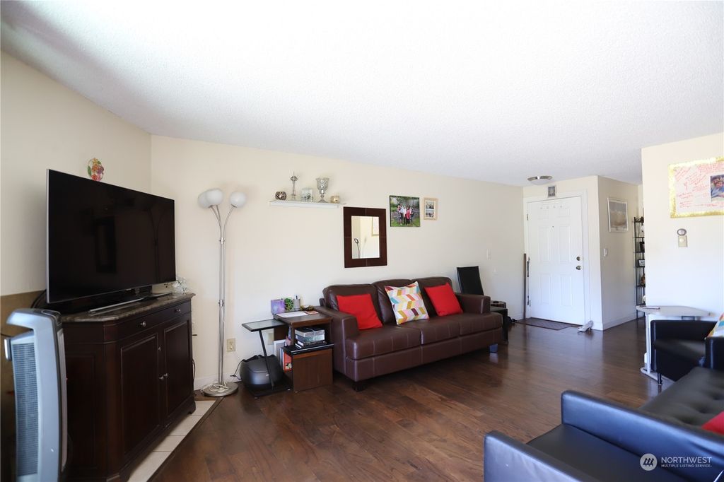 Photo of 2020 Grant Avenue S #M101, Renton, WA 98055 (MLS # 2268602)