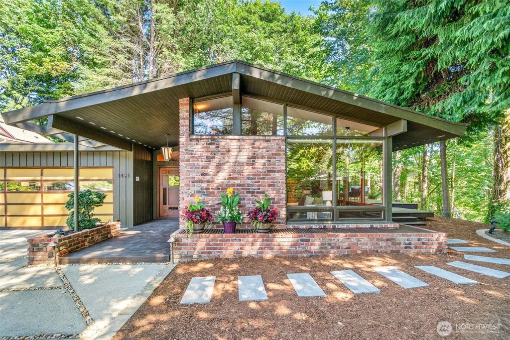 Photo of 1421 NE 106th Street, Seattle, WA 98125 (MLS # 2396647)