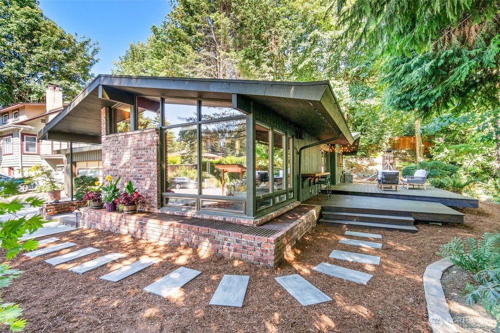 Photo of 1421 NE 106th Street, Seattle, WA 98125 (MLS # 2396647)