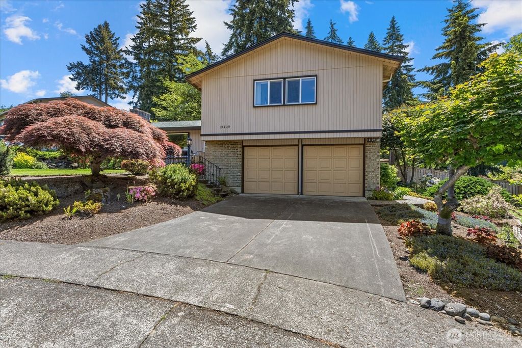 Photo of 12109 SE 68th Place, Bellevue, WA 98006 (MLS # 2527626)