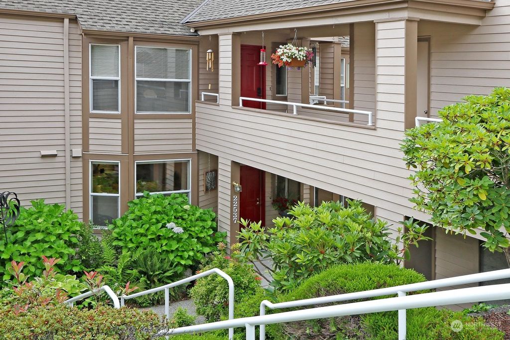 Photo of 22537 SE 42nd Terrace #1188, Issaquah, WA 98029 (MLS # 2137471)