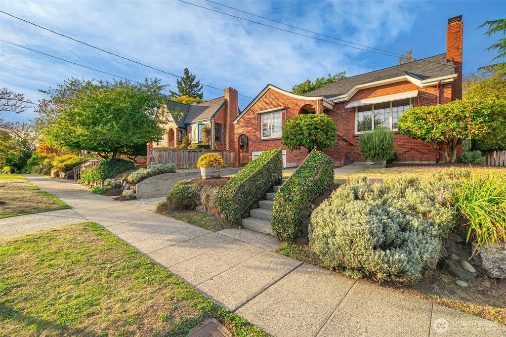 Photo of 824 NW 57th Street, Seattle, WA 98107 (MLS # 2592853)