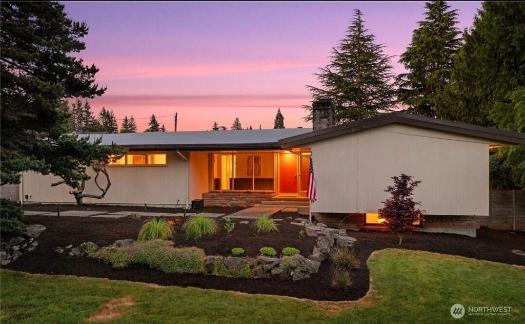 Photo of 616 E Guiberson Street, Kent, WA 98030 (MLS # 2436438)