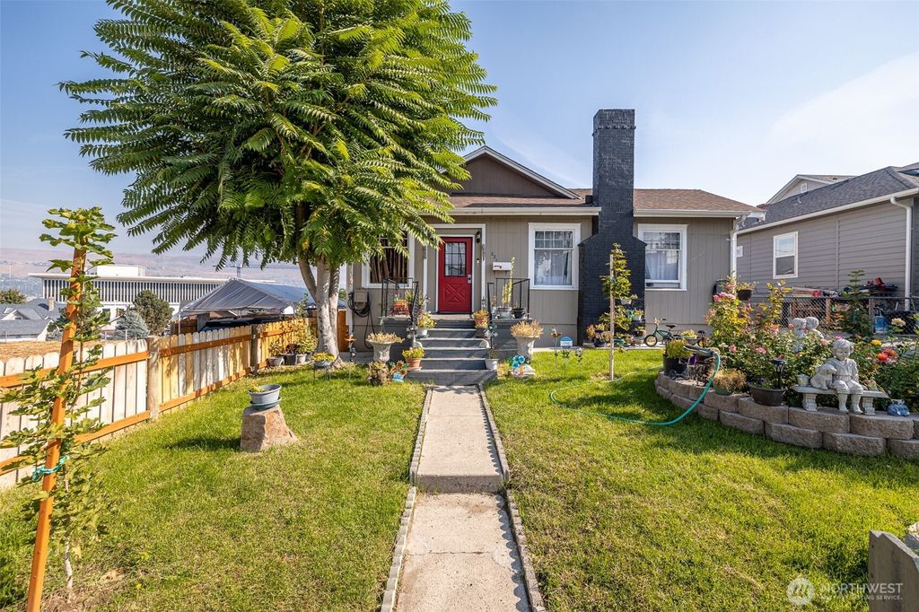 Photo of 221 Okanogan Ave Ave, Wenatchee, WA 98801 (MLS # 2444082)