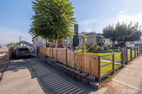 Photo of 221 Okanogan Ave Ave, Wenatchee, WA 98801 (MLS # 2444082)