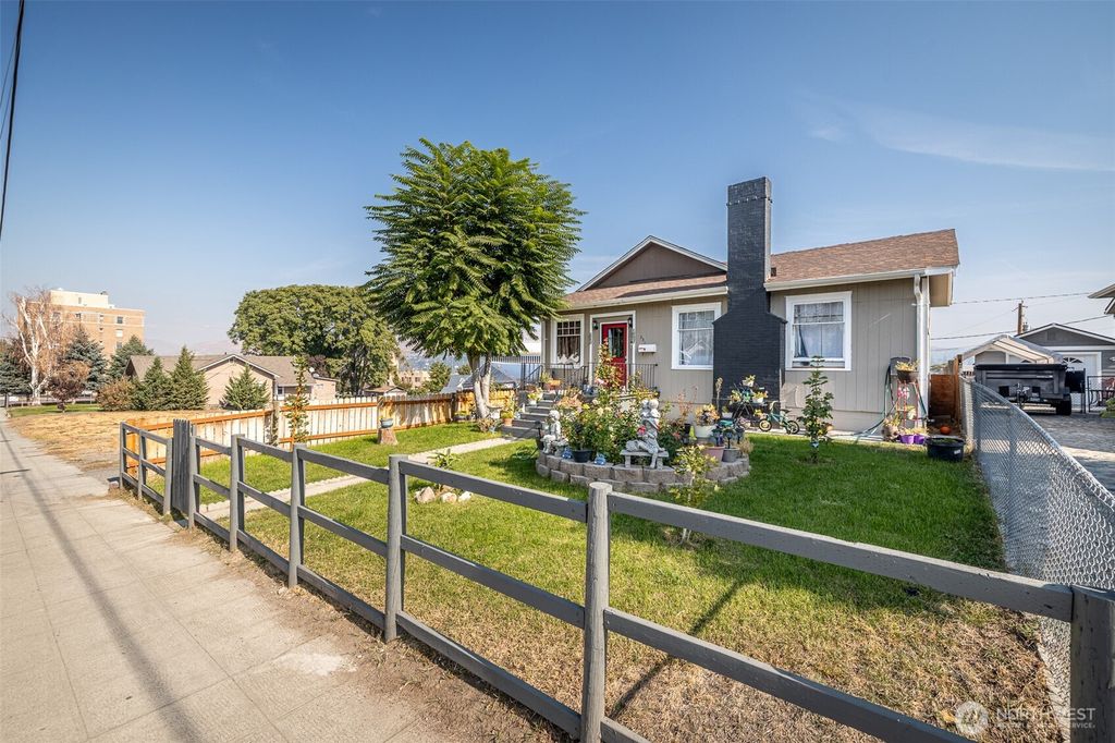 Photo of 221 Okanogan Ave Ave, Wenatchee, WA 98801 (MLS # 2444082)