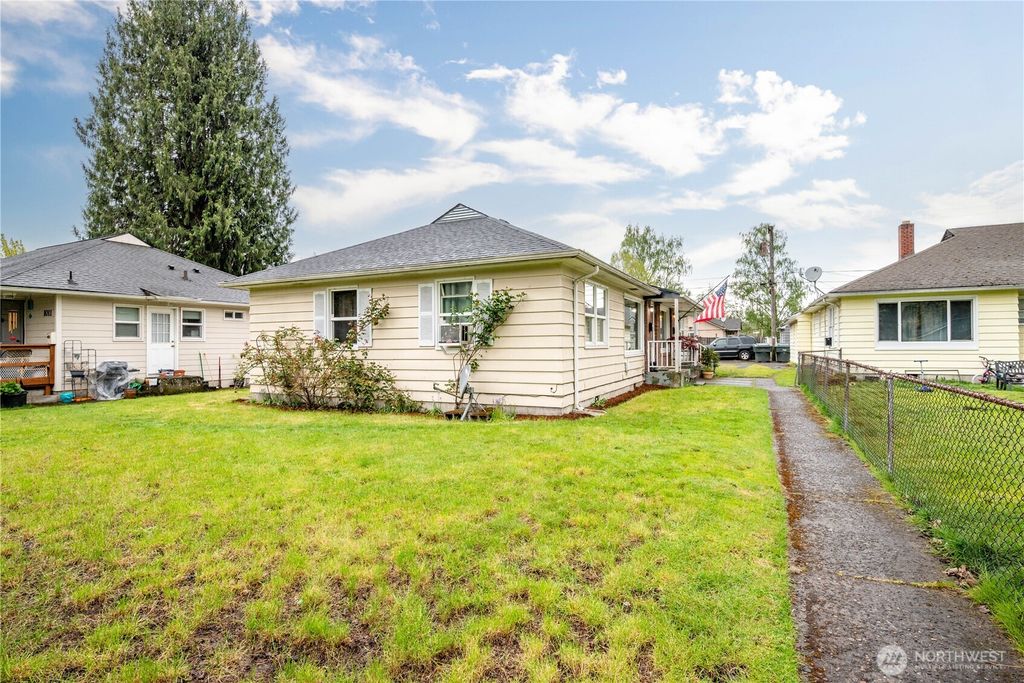 Photo of 1015 17th Ave, Longview, WA 98632 (MLS # 2503159)
