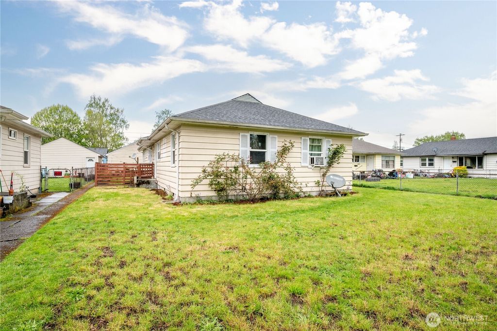 Photo of 1015 17th Ave, Longview, WA 98632 (MLS # 2503159)