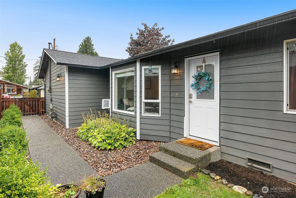 Photo of 313 S Indiana Avenue, Granite Falls, WA 98252 (MLS # 2166482)