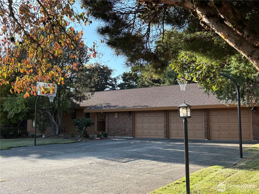 Photo of 720 1st Street, Hoquiam, WA 98550 (MLS # 2532816)
