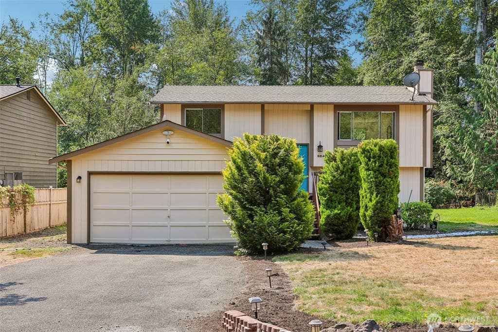 Photo of 6845 NE 191st Street, Kenmore, WA 98028 (MLS # 2568931)