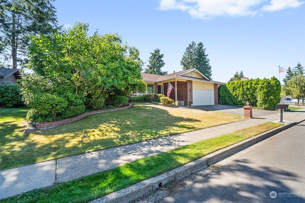 Photo of 1815 Rolling Hills Avenue SE, Renton, WA 98055 (MLS # 2262512)