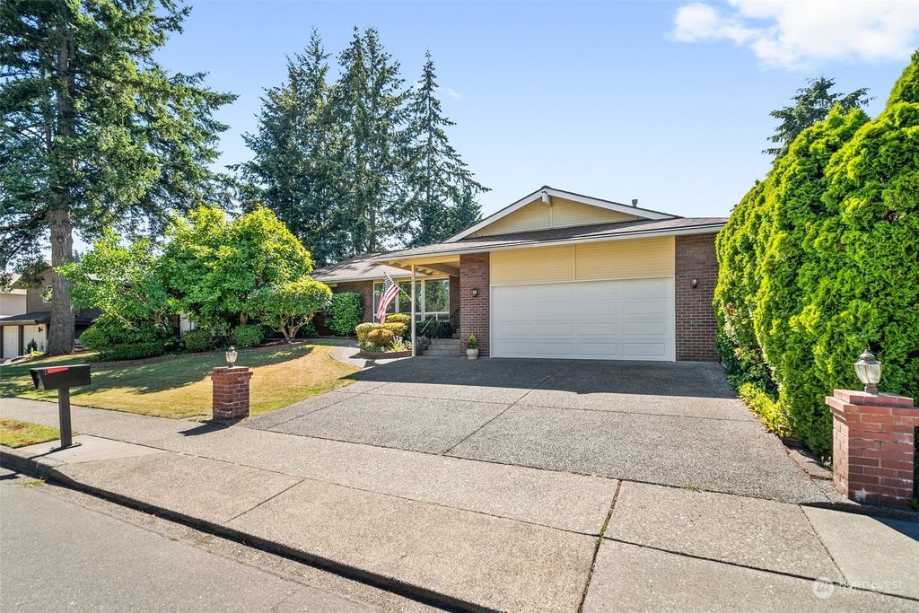Photo of 1815 Rolling Hills Avenue SE, Renton, WA 98055 (MLS # 2262512)