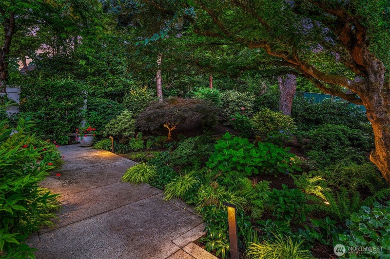 3135 Hunts Point Circle