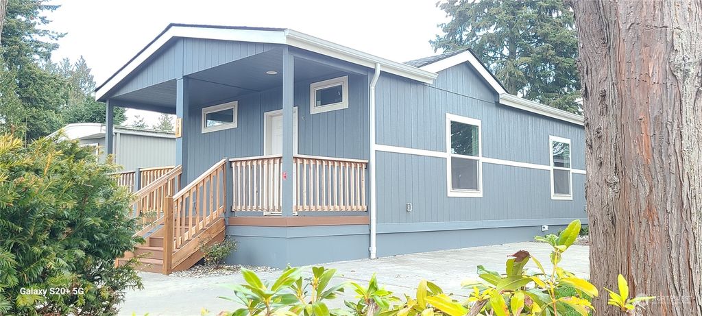 Photo of 415 Lakeview Road #C1, Lynnwood, WA 98087 (MLS # 2319192)