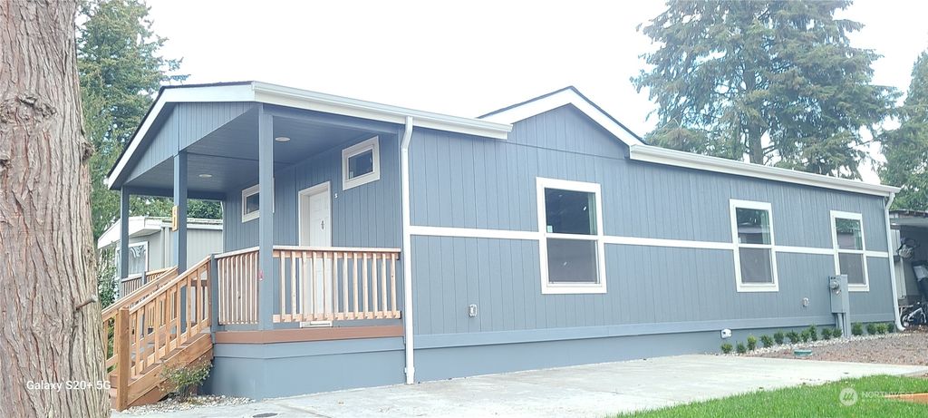 Photo of 415 Lakeview Road #C1, Lynnwood, WA 98087 (MLS # 2319192)