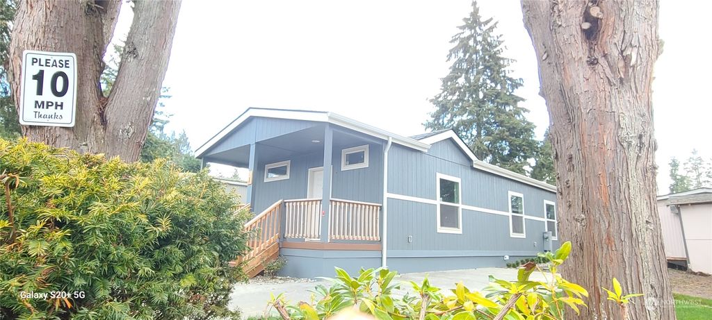 Photo of 415 Lakeview Road #C1, Lynnwood, WA 98087 (MLS # 2319192)