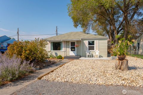 Photo of 147 E Street SE, Ephrata, WA 98823 (MLS # 2427456)