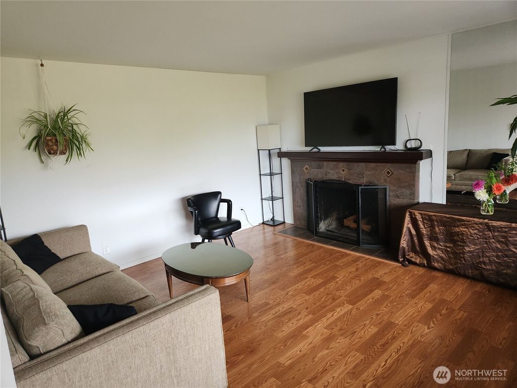 Photo of 935 1st Street S #4, Kirkland, WA 98033 (MLS # 2409221)