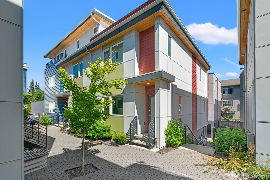 Photo of 12520 15th Avenue NE #C, Seattle, WA 98125 (MLS # 2576543)
