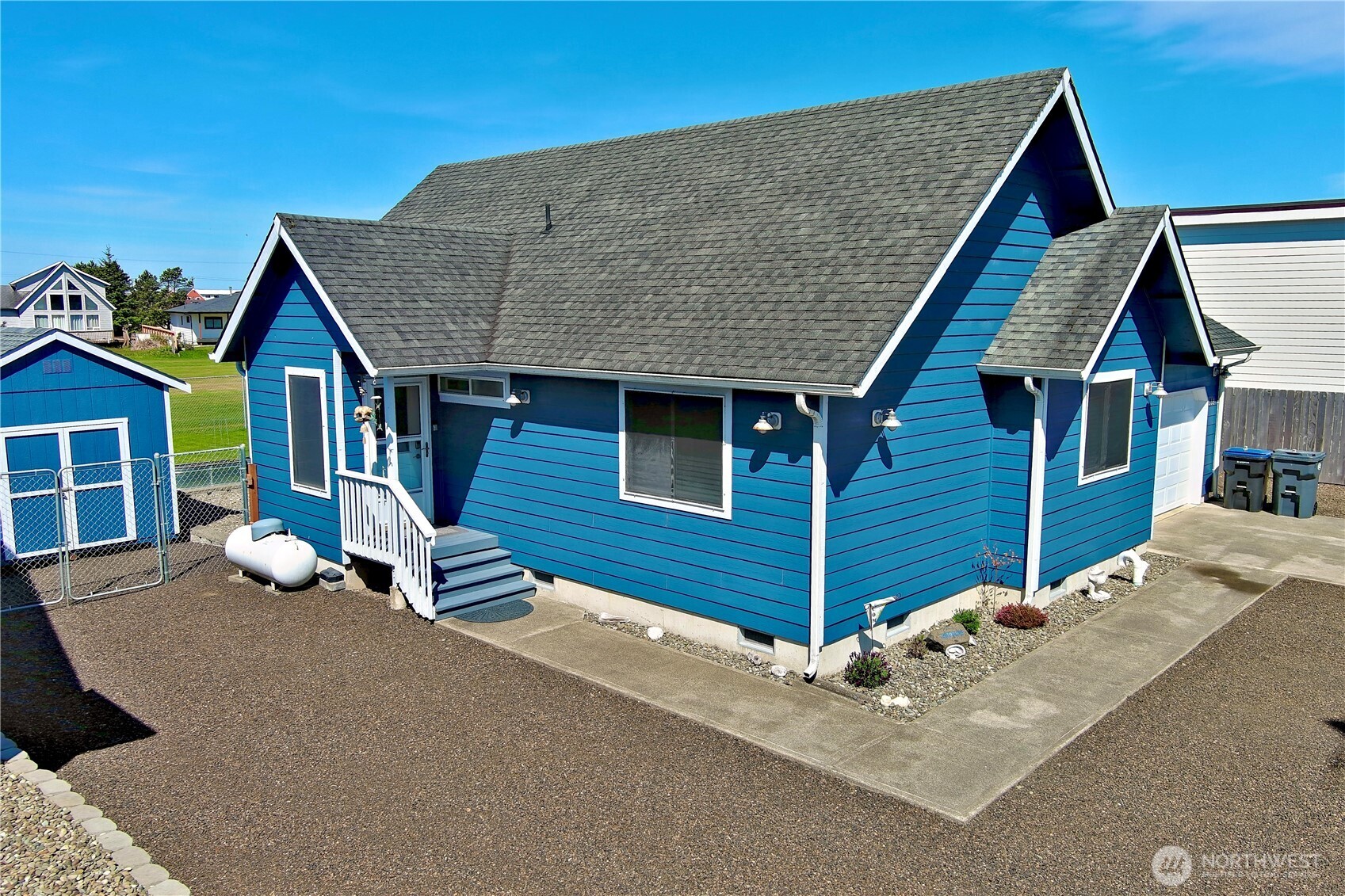 559 Puffin Avenue NE