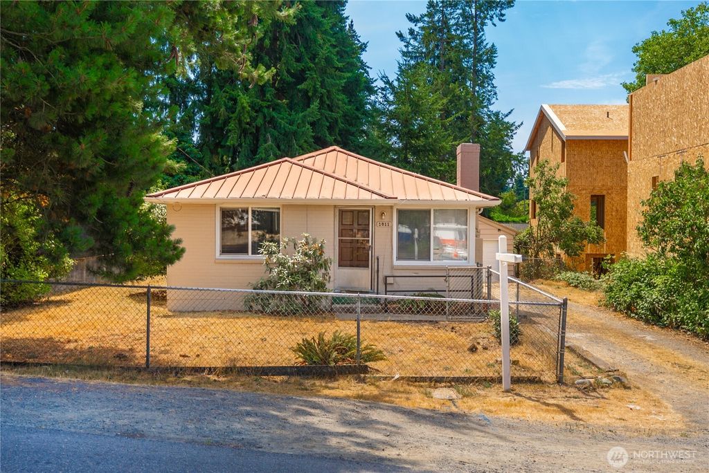 Photo of 1011 NE 180th Street, Shoreline, WA 98155 (MLS # 2417934)
