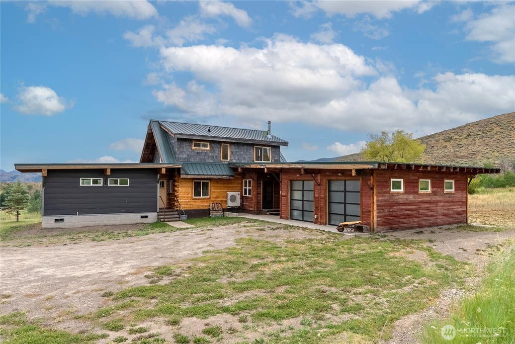 Photo of 135 Hamilton Ranch Loop, Winthrop, WA 98862 (MLS # 2547378)
