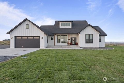 Photo of 215 SE Desert Hills Loop, Moses Lake, WA 98837 (MLS # 2433288)
