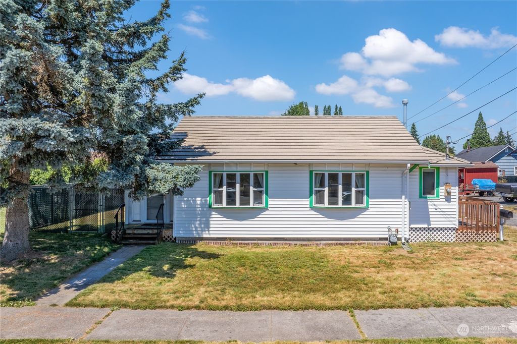 Photo of 1605 9th Street, Marysville, WA 98270 (MLS # 2262987)