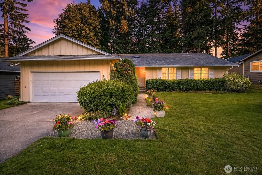 Photo of 12509 NE 138th Place, Kirkland, WA 98034 (MLS # 2549900)
