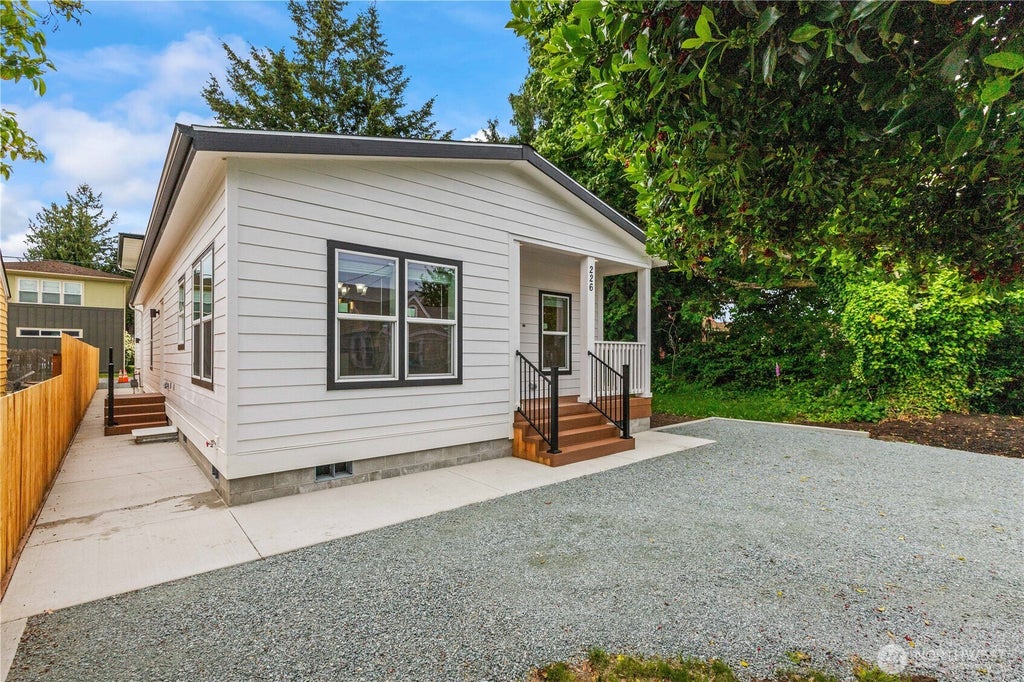 Photo of 226 E Orange Avenue, Burlington, WA 98233 (MLS # 2587986)