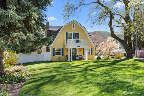 Photo of 529 Lower Sunnyslope Road, Wenatchee, WA 98801 (MLS # 2506835)