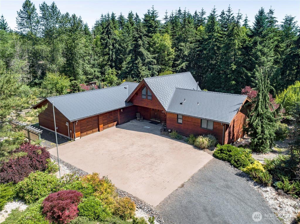 Photo of 11204 Chaucer Street SE, Olympia, WA 98501 (MLS # 2538813)