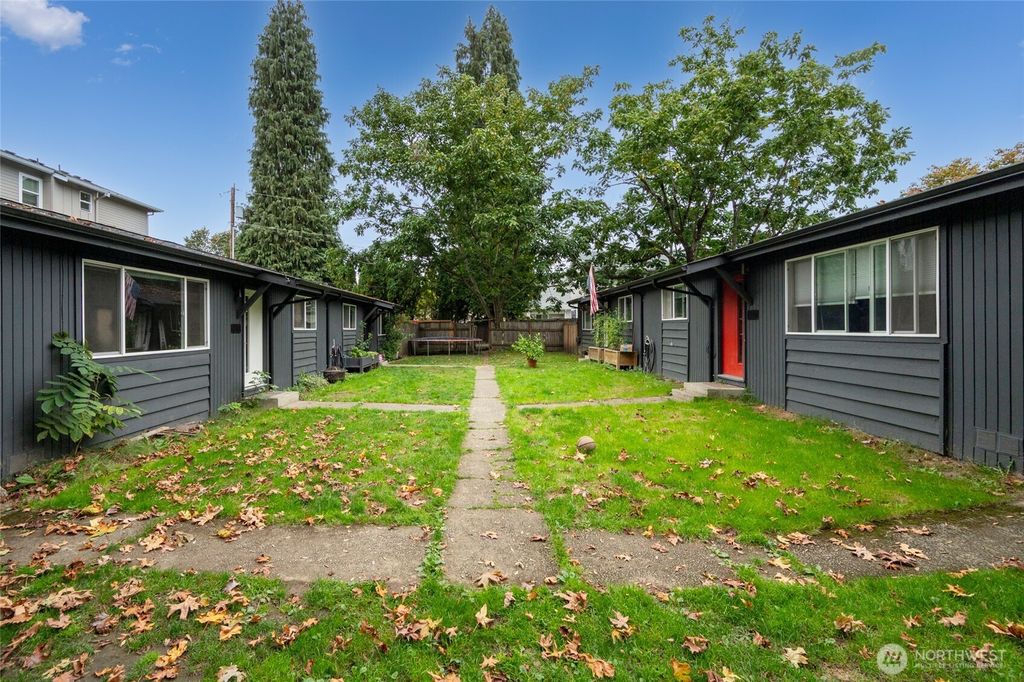 Photo of 330 SE Clark Street, Issaquah, WA 98027 (MLS # 2488531)