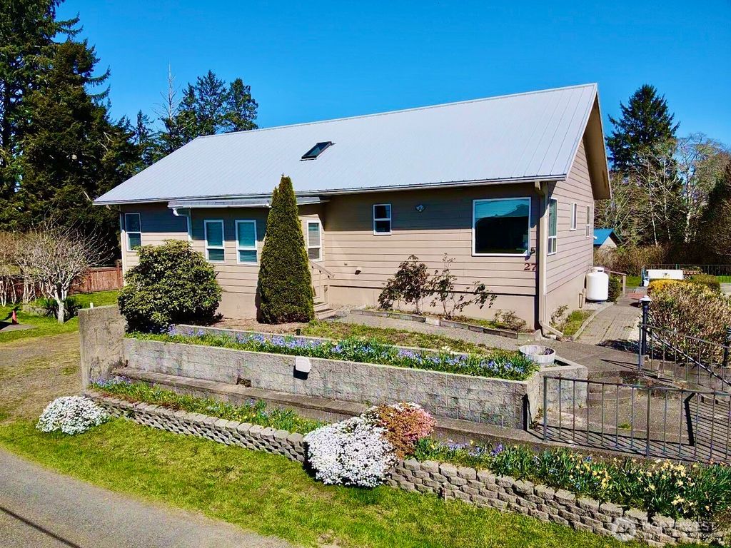 Photo of 27 Ocosta Sixth Street, Aberdeen, WA 98520 (MLS # 2487321)