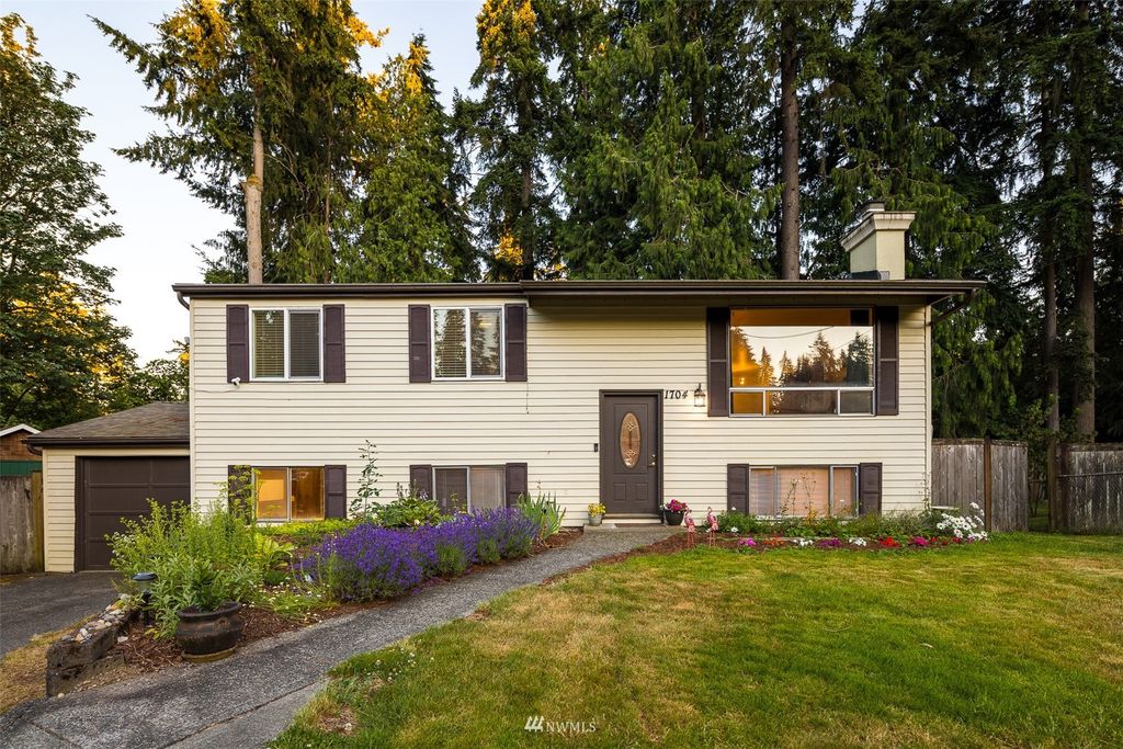 Photo of 1704 215th Street SW, Lynnwood, WA 98036 (MLS # 1966503)
