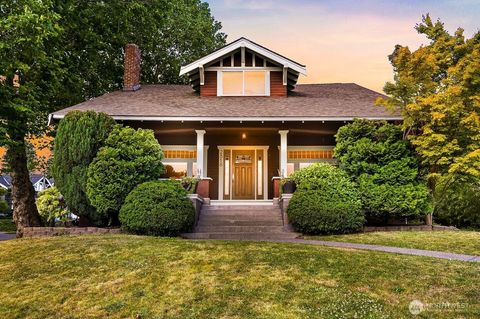 Photo of 2816 Cornwall Avenue, Bellingham, WA 98225 (MLS # 2552017)