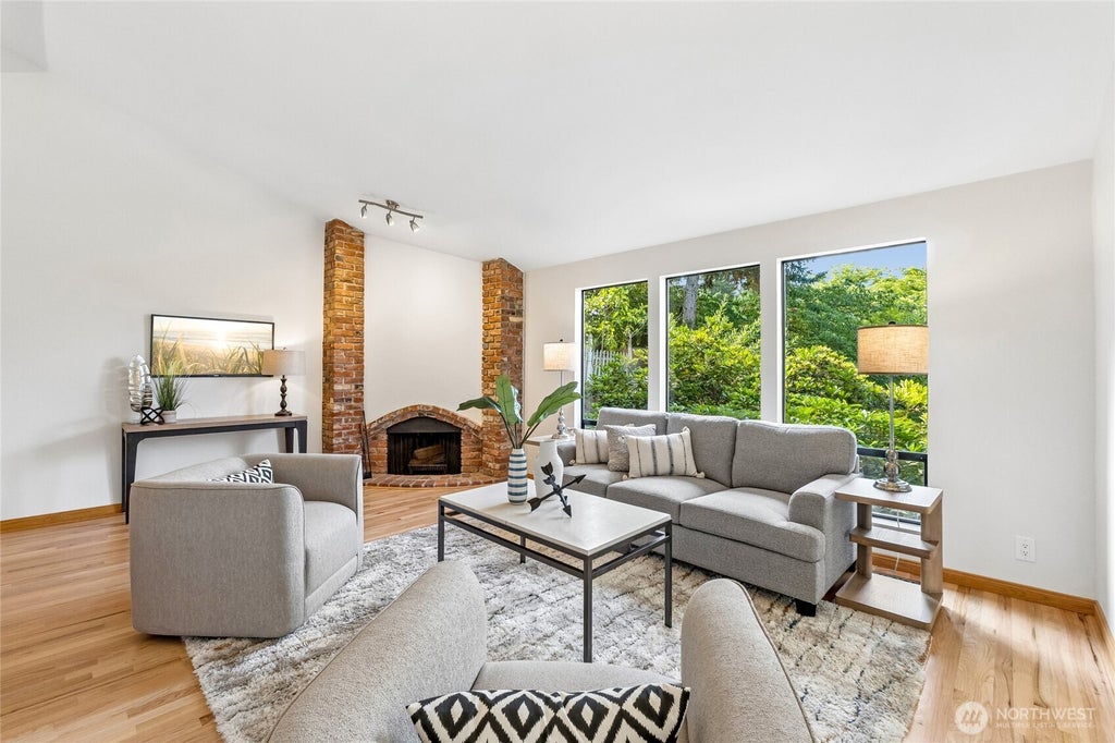 Photo of 13800 SE 21st Street, Bellevue, WA 98005 (MLS # 2555125)